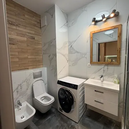 New Cozy In A Gated Complex In Wola