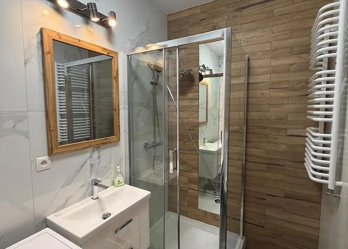 New Cozy In A Gated Complex In Wola *