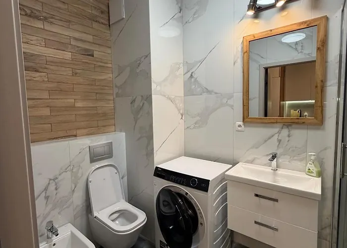 New Cozy In A Gated Complex In Wola